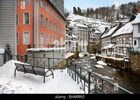 Historische Fachwerkhäuser entlang der Rur in Monschau im Schnee im Winter, Eifel, Nordrhein-Westfalen, Deutschland Stockfoto