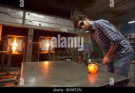 Detroit, Michigan - Paul Abowd arbeitet auf eine Glasschüssel auf dem Michigan Hot Glass Workshop. Stockfoto