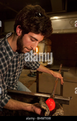 Detroit, Michigan - Paul Abowd arbeitet auf eine Glasschüssel auf dem Michigan Hot Glass Workshop. Stockfoto