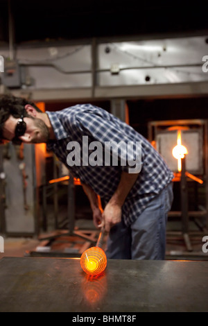 Detroit, Michigan - Paul Abowd arbeitet auf eine Glasschüssel auf dem Michigan Hot Glass Workshop. Stockfoto