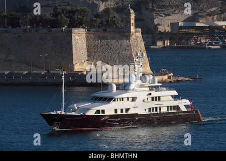 Die Luxusyacht sarafsa Abfahrt vom großen Hafen von Malta Stockfoto