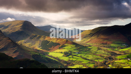 Am späten Nachmittag Sonne beleuchtet die üppigen grünen Newlands Valley, Lake District National Park, Cumbria, England. Stockfoto