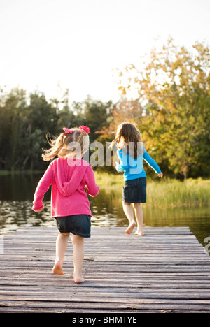 dock 2 Schwestern, die auf See Stockfoto