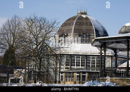 Buxton Pavilion Wintergärten und Musikpavillon im Schnee winter Derbyshire England Stockfoto