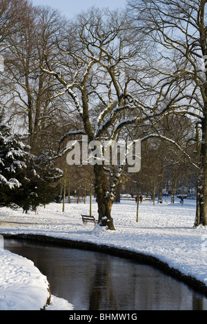 Buxton Pavilion Gardens im Winter Schnee Derbyshire England Stockfoto