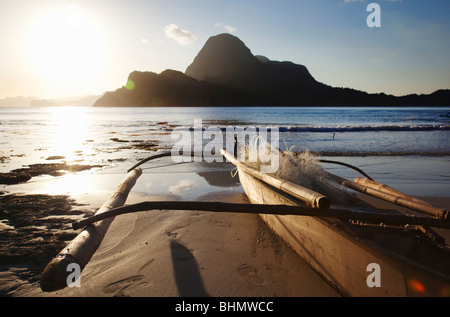 Banca Boot am Strand Cadlao Insel im Hintergrund; El Nido; Bacuit Bay; Palawan; Philippinen Stockfoto