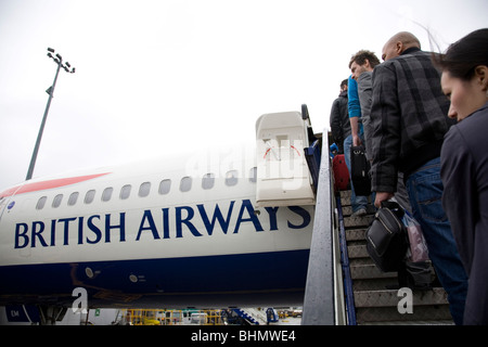 Passagiere, die British Airways Flugzeug Stockfoto