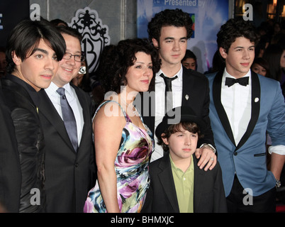 JONAS BROTHERS DENISE PAUL FRANKIE JONAS BROTHERS: DIE 3D KONZERT ERFAHRUNG WELT PREMIERE HOLLYWOOD LOS ANGELES CA USA Stockfoto