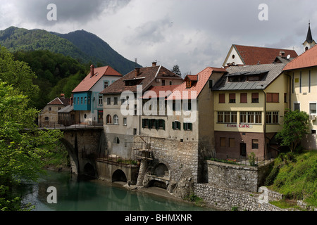 Skofja Loka, alte Stadthäuser, Kapuziner-Brücke, Selscica Fluss, Slowenien Stockfoto