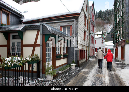 Touristen im historischen Zentrum von Monschau im Schnee im Winter, Eifel, Nordrhein-Westfalen, Deutschland Stockfoto