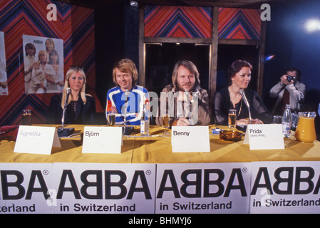 ABBA auf einer Pressekonferenz in der Schweiz im März 1979, wo sie ein Schnee Zeit spezielle video gemacht Stockfoto