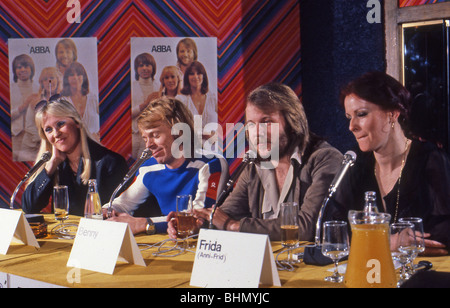 ABBA auf einer Pressekonferenz in der Schweiz im März 1979, wo sie ein Schnee Zeit spezielle video gemacht Stockfoto