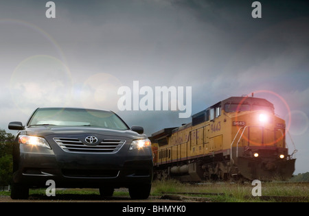 Toyota Camry Hybrid Auto & Southern Pacific Diesel-elektrische Lokomotive. Stockfoto