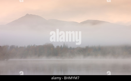 Pastelltönen über Derwent Water auf ein nebliger Morgen Sonnenaufgang, Nationalpark Lake District, Cumbria, England, UK. Stockfoto