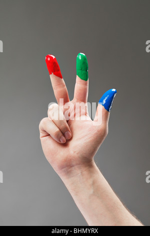 Finger mit Fingerpaints in drei Primärfarben, rot, grün und blau. Stockfoto