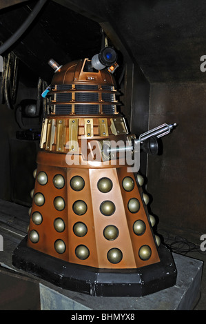 ein gold Dalek in einer dr.who-Ausstellung im Lands End in Cornwall, Großbritannien Stockfoto