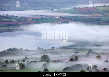 Nebel gehüllt Llangose See und die umliegende Landschaft in der Morgendämmerung, Brecon Beacons National Park, Powys, Wales, UK. Stockfoto