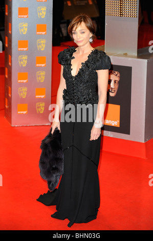 KRISTIN SCOTT THOMAS 2010 ORANGE BRITISH ACADEMY FILM AWARDS ROYAL OPERA HOUSE COVENT GARDEN LONDON ENGLAND 21. Februar 2010 Stockfoto
