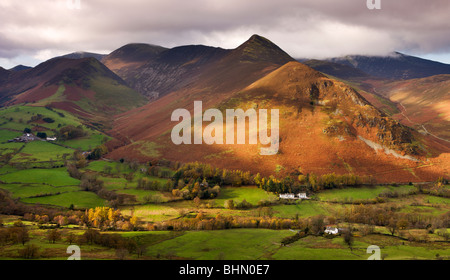 Newlands Valley und Causey Pike, Nationalpark Lake District, Cumbria, England. Herbst (November) 2009 Stockfoto