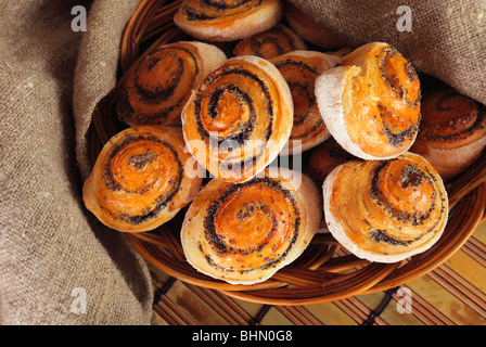 Brötchen mit Mohn in Korb Stockfoto