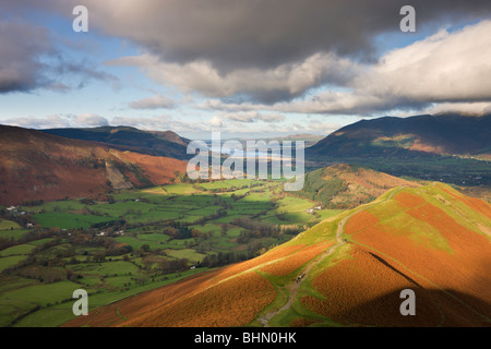 Newlands Tal mit Blick auf Bassenthwaite Lake aus Cat Glocken, Nationalpark Lake District, Cumbria, England Stockfoto