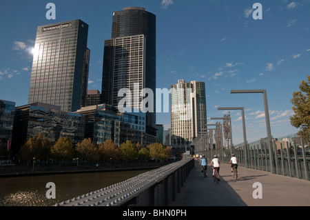 Skyline von Docklands entlang des Yarra River in Melbourne Stockfoto