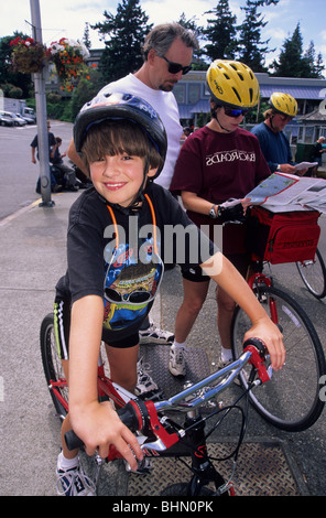 Mädchen auf dem Fahrrad in die Kamera Lächeln. Stockfoto