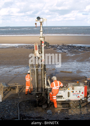 Kernbohrung für Boden-Untersuchung für die Fundamente der vorgeschlagenen neuen Meer Wand beim Redcar Cleveland UK Stockfoto