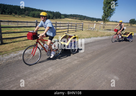 Fahrrad Familie fahren mit Kindern. Stockfoto