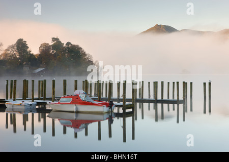 Tethered Booten am Derwent Water an einem nebligen Morgen, Nationalpark Lake District, Cumbria, England, UK. Herbst (November) 2009 Stockfoto