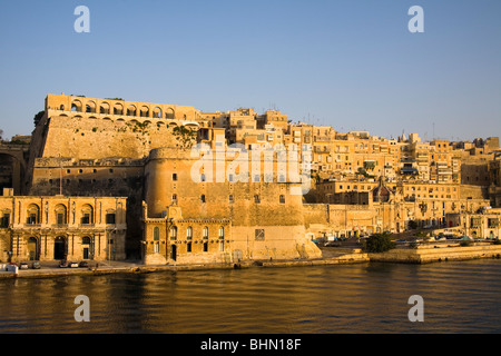 Blick in Richtung Upper Barracca Gärten und Gebäude neben dem Hafen, Valletta, Malta am späten Nachmittag Stockfoto