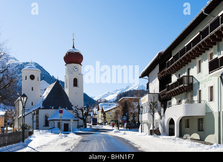 Straße im Zentrum des Kurorts, Skigebiet St. Anton, Arlberg, Vorarlberg, Österreich Stockfoto