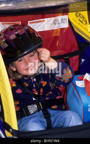 Kind im Fahrradanhänger. Stockfoto