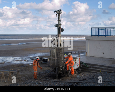 Kernbohrung für Boden-Untersuchung für die Fundamente der vorgeschlagenen neuen Meer Wand beim Redcar Cleveland UK Stockfoto