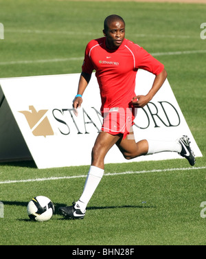 DULE HILL 2009 MIA HAMM & NOMAR GARCIAPARRA Promi Fussball CHALLENGE CARSON LOS ANGELES CA USA 17. Januar 2009 Stockfoto