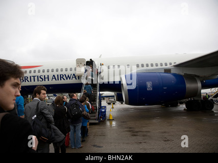 Passagiere, die British Airways Flugzeug Stockfoto