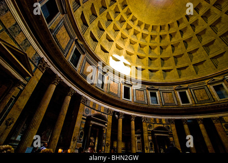 Blick auf das Pantheon von der Straße in Rom, Italien Stockfoto