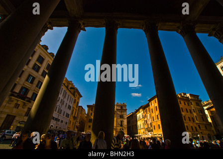 Blick auf das Pantheon von der Straße in Rom, Italien Stockfoto