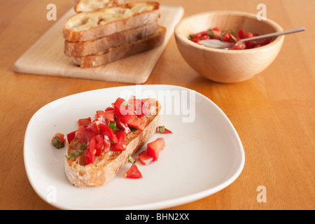 Tomaten und Basilikum Bruschetta mit knusprigen italienischen Cibatta Brot gemacht Stockfoto