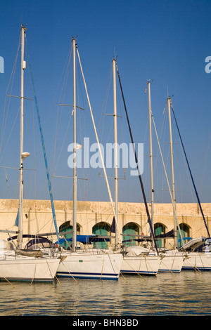 Yachten ankern in Saint Julian's, Malta, Portomaso Marina, Portomaso Stockfoto