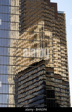 Gebäuden reflektiert in einem Glas-Wolkenkratzer, Vancouver, Britisch-Kolumbien, Kanada Stockfoto