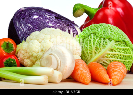 Eine Auswahl an Bio-Gemüse wie Paprika, Rotkohl, Zwiebeln, Kohl, Blumenkohl, Karotten und Pilze Stockfoto