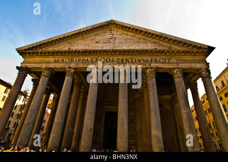 Blick auf das Pantheon von der Straße in Rom, Italien Stockfoto