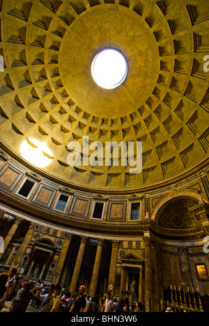 Blick auf das Pantheon von der Straße in Rom, Italien Stockfoto