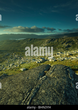 Stehend auf einem Granit Felsen bietet einen Blick über einen Teil der Main Range, Kosciuszko-Nationalpark, New South Wales Australien Stockfoto