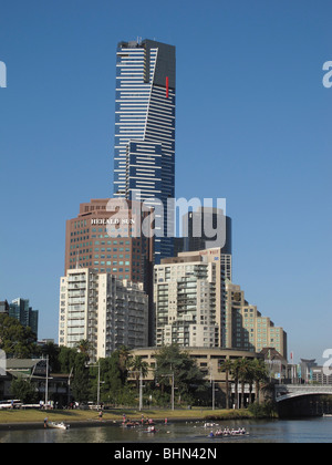 Die Skyline von Melbourne Docklands über den Yarra River Stockfoto