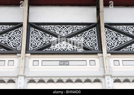 Dekorative Schmiedearbeiten auf Paddington Station, London, England, UK Stockfoto