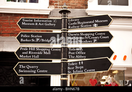 Traditionellen Stil Multi directional Finger Post unterzeichnen in Shrewsbury Stadtzentrum zeigt verschiedene Attraktionen und Einrichtungen. Stockfoto