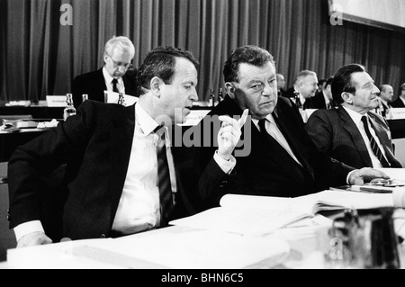 Strauß, Franz Josef, 6.9.1915 - 3.10.1988, deutscher Politiker (CSU), Regierungspräsident von Bayern 1978 - 1988, Szene, mit CSU-Generalsekretär Gerold tandler, auf der CSU-Parteitag, München, 22./23.11.1985, rechts: Alois Glueck, im Hintergrund Edmund Stoiber, Stockfoto