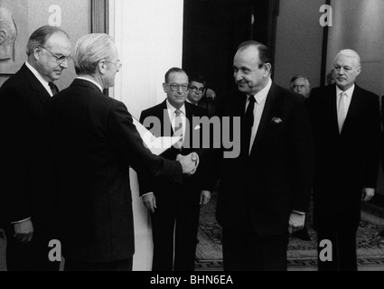 Genscher Hans-Dietrich, 21.3.1927 - 31.3.2016, deutscher Politiker (FDP), Außenminister 1974 - 1992, Ernennung, Bonn, Deutschland, Villa Hammerschmidt, Handschlag mit dem Bundespräsidenten Karl Carstens, 4.10.1982, Stockfoto